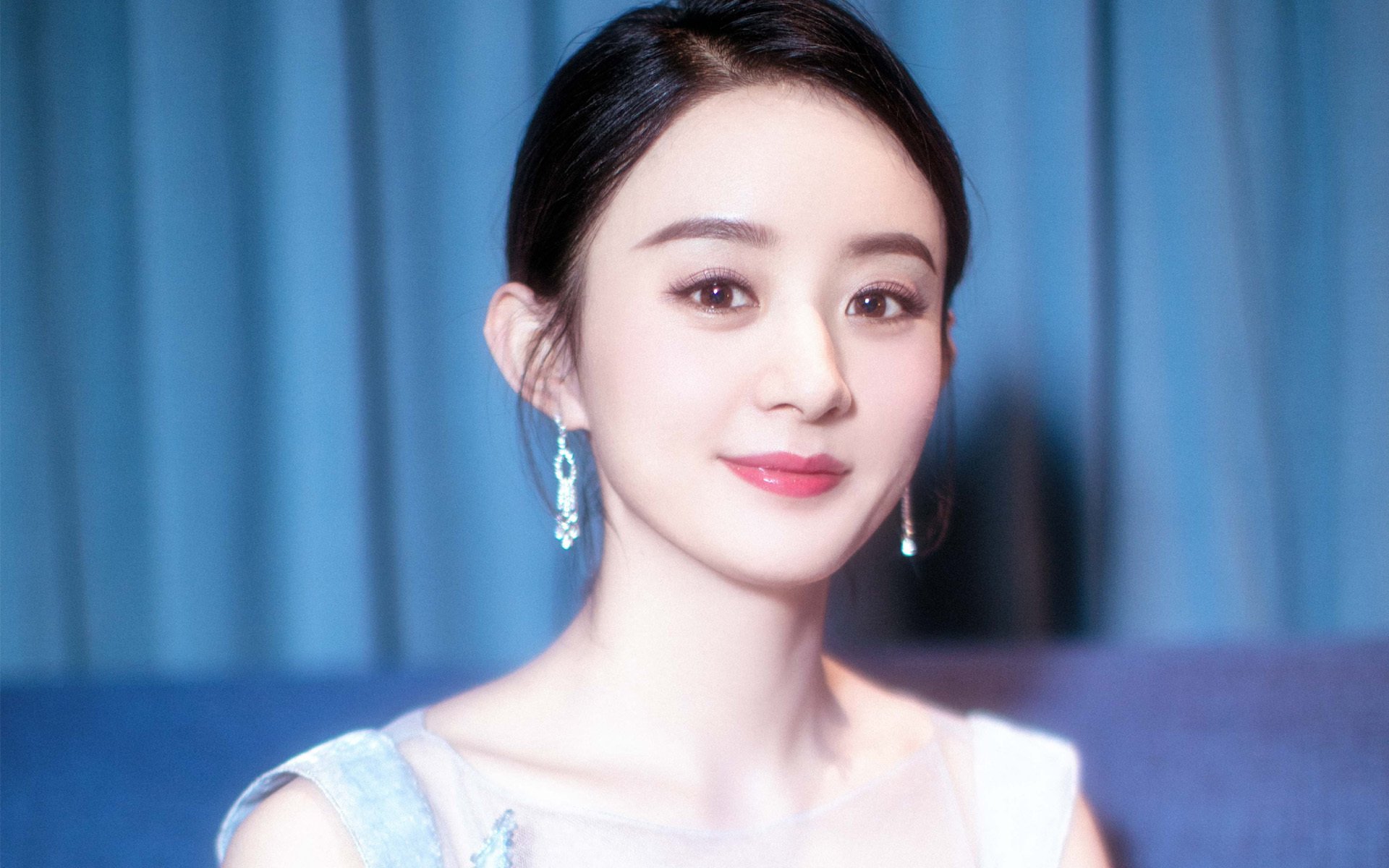 开云全站下载-新西兰全黑队通过精密的配合与稳定的心态，在赛事中不断突破，新西兰黑色